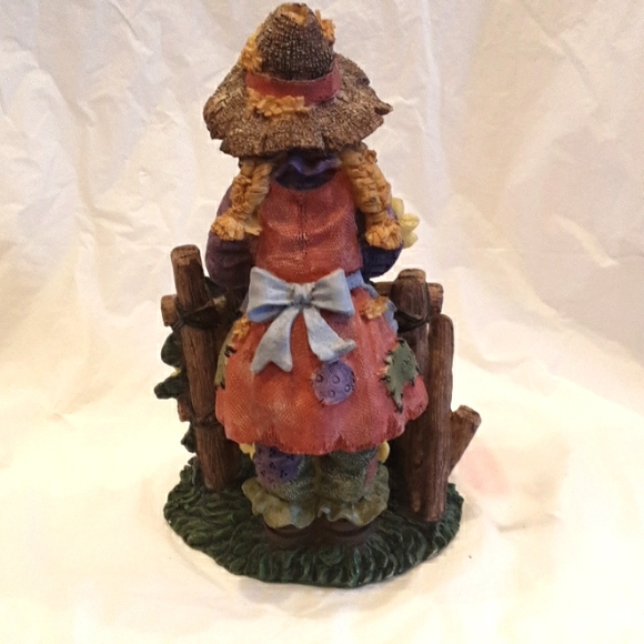 Harvest Scarecrow Figurine - Picture 3 of 4